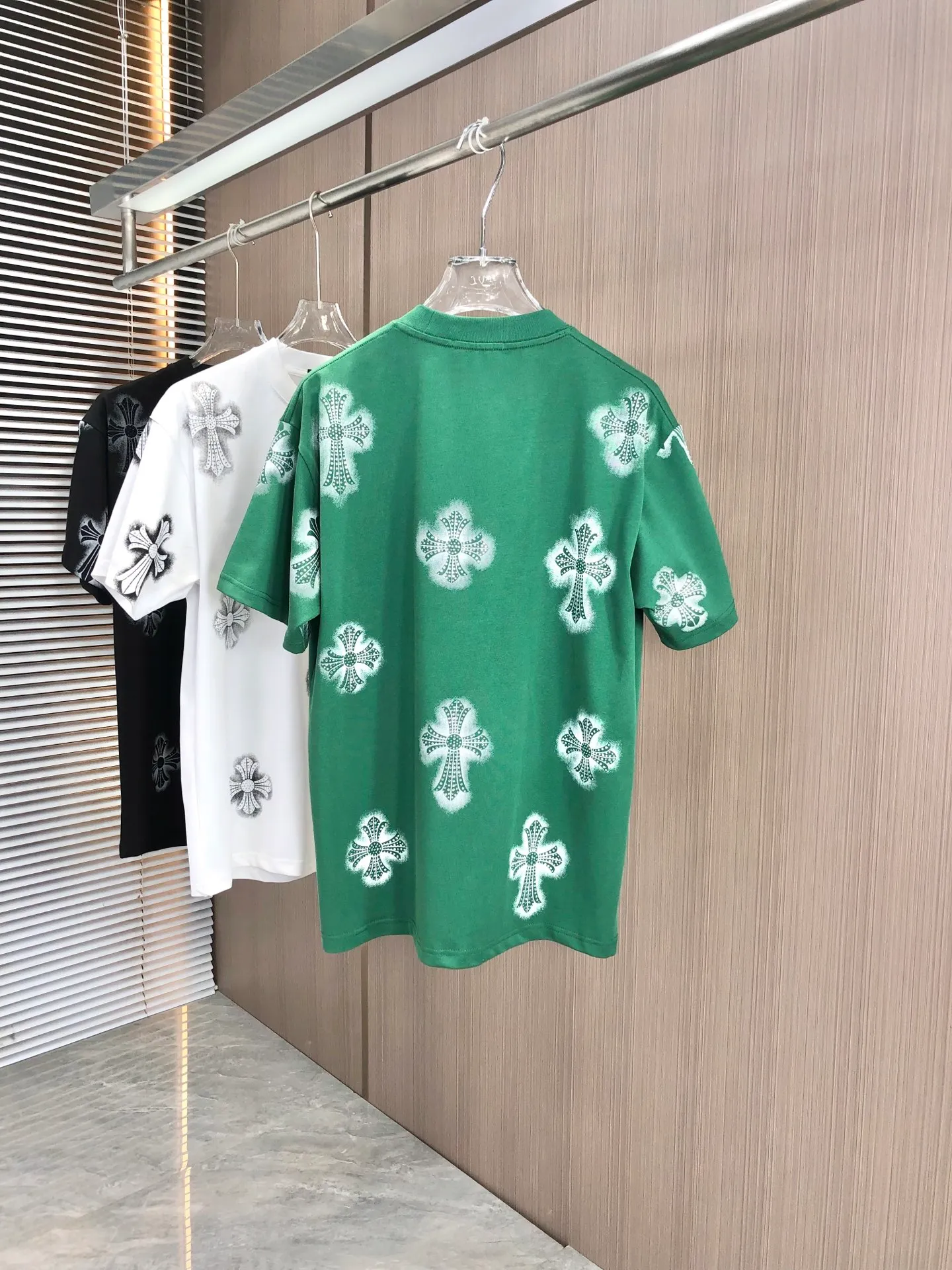 🅿️200 CH Croxin 2025 Spring and Summer New Style Round Neck Short Sleeves Dot Printing ➕ Scattered Diamond Craftsmanship Full of Details Made of High Weight 320g Double Yarn Combed Cotton Fabric Slightly Loose Fit Fabric Feels Soft and Thick Uniform Style for Men and Women Color: Black White Green Code Number: SMLXLXXL